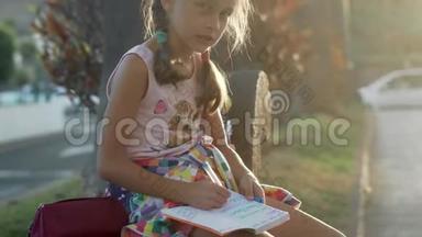 女孩写在笔记本上，学习<strong>户外用品</strong>。